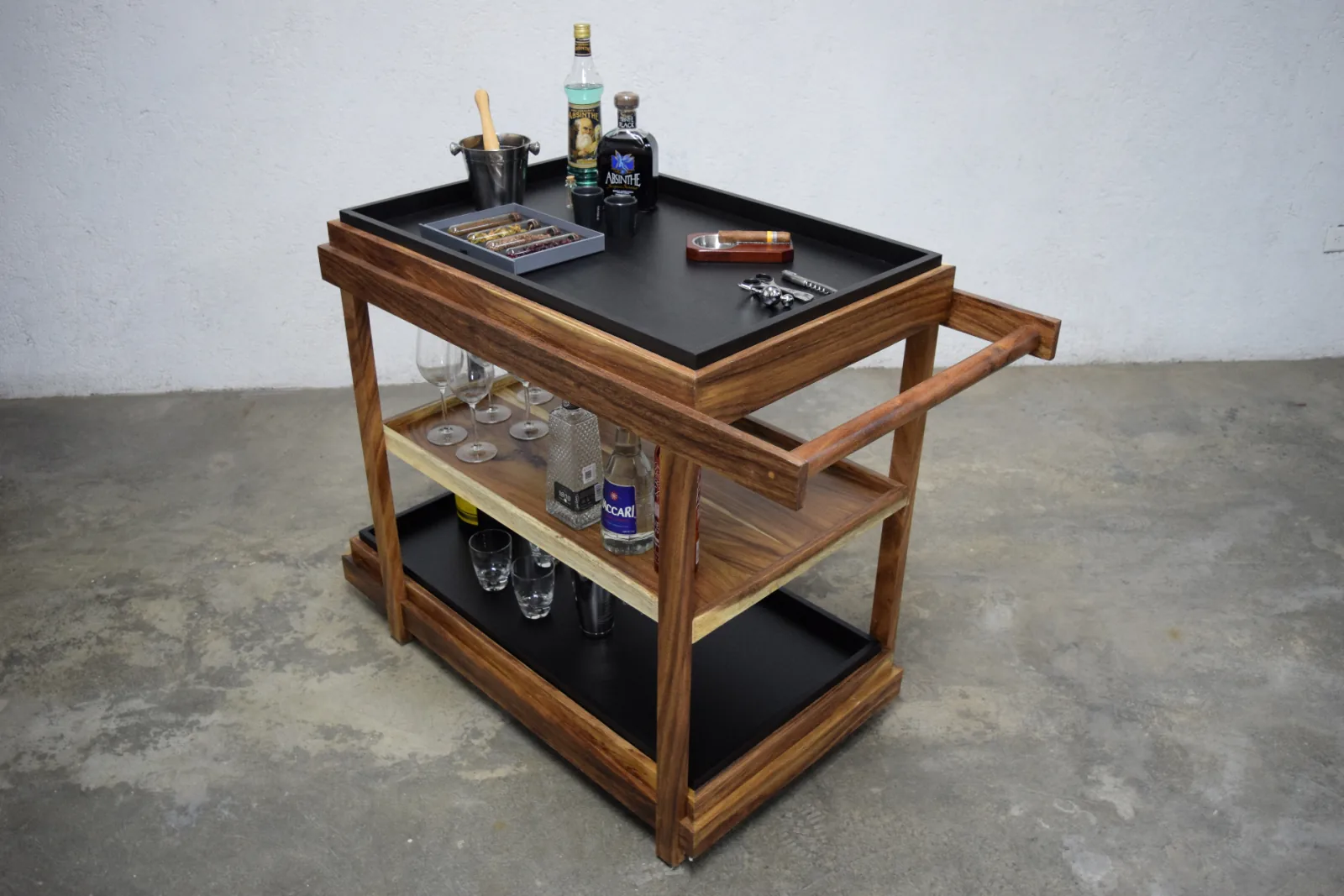 Carrito de bar de madera con charolas y cava inferior