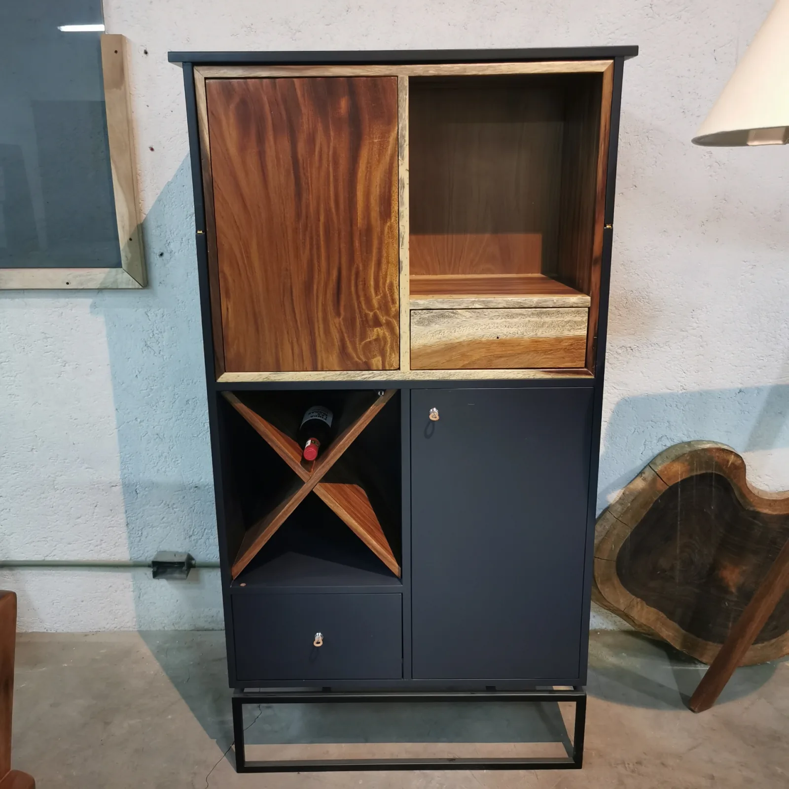 Mueble cantina de madera y negro con cava para vinos