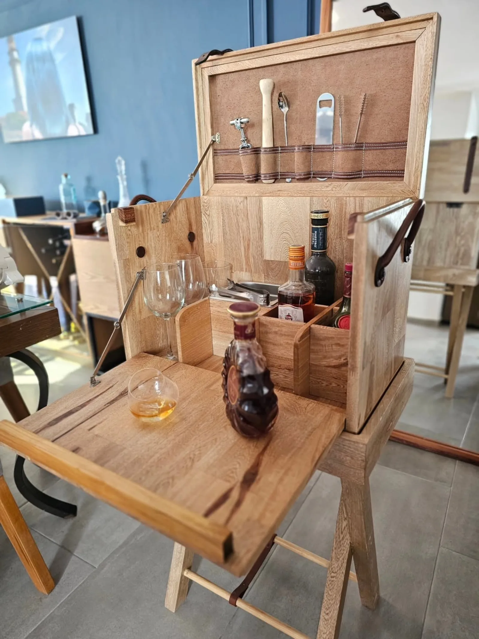 Bar portátil de madera tipo baúl con servicio de coctelería