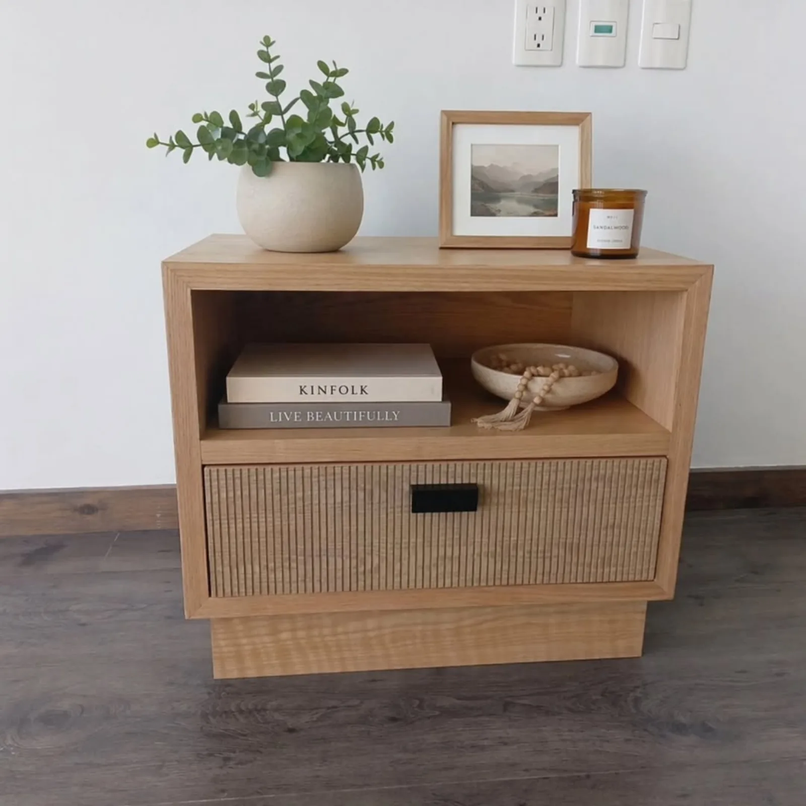 Buró de madera de encino con cajón ranurado y nicho superior
