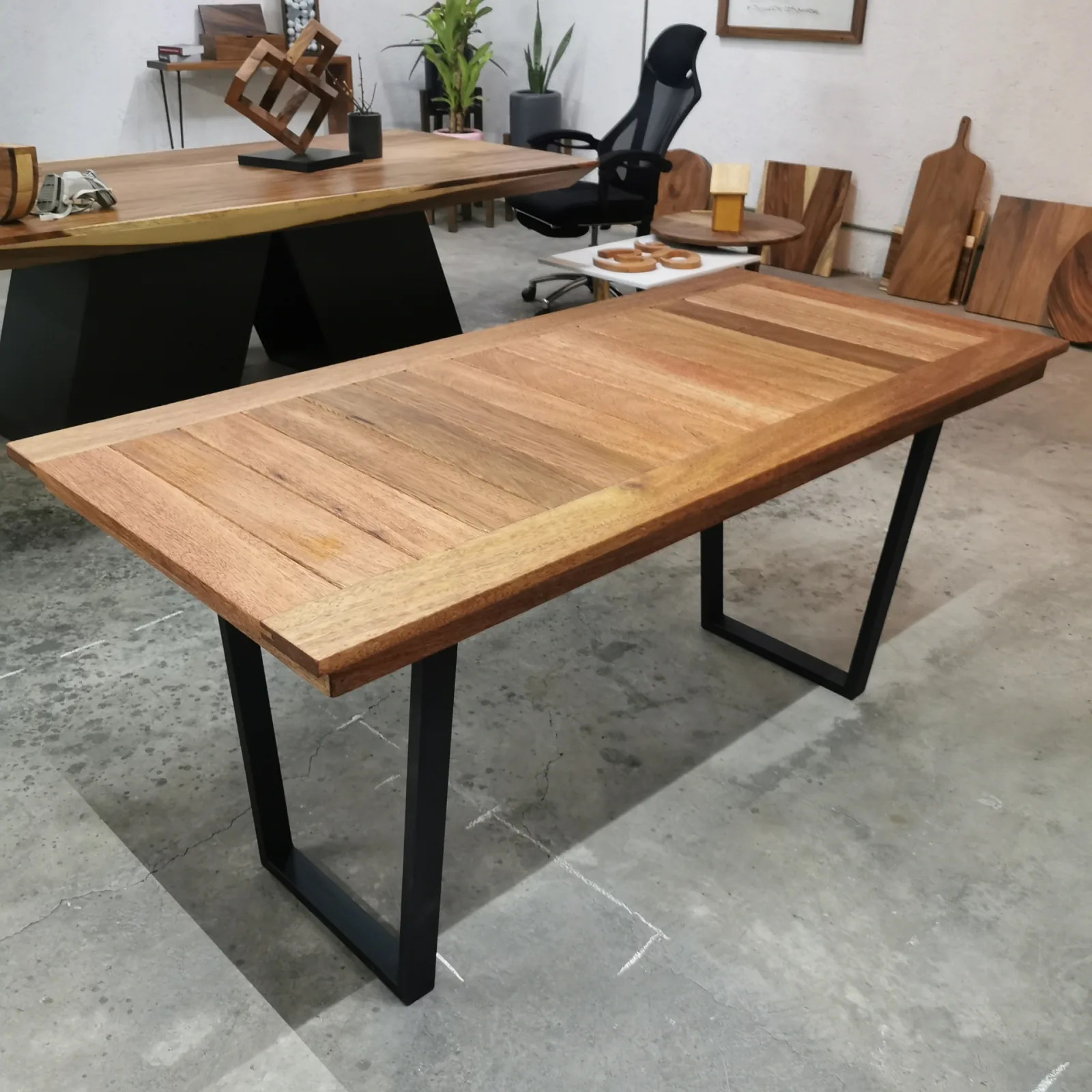 Mesa de comedor de madera con bases de acero