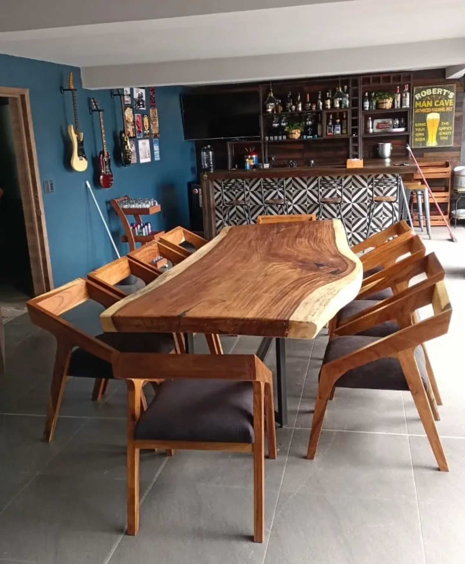 Comedor de madera moderno con sillas de diseño