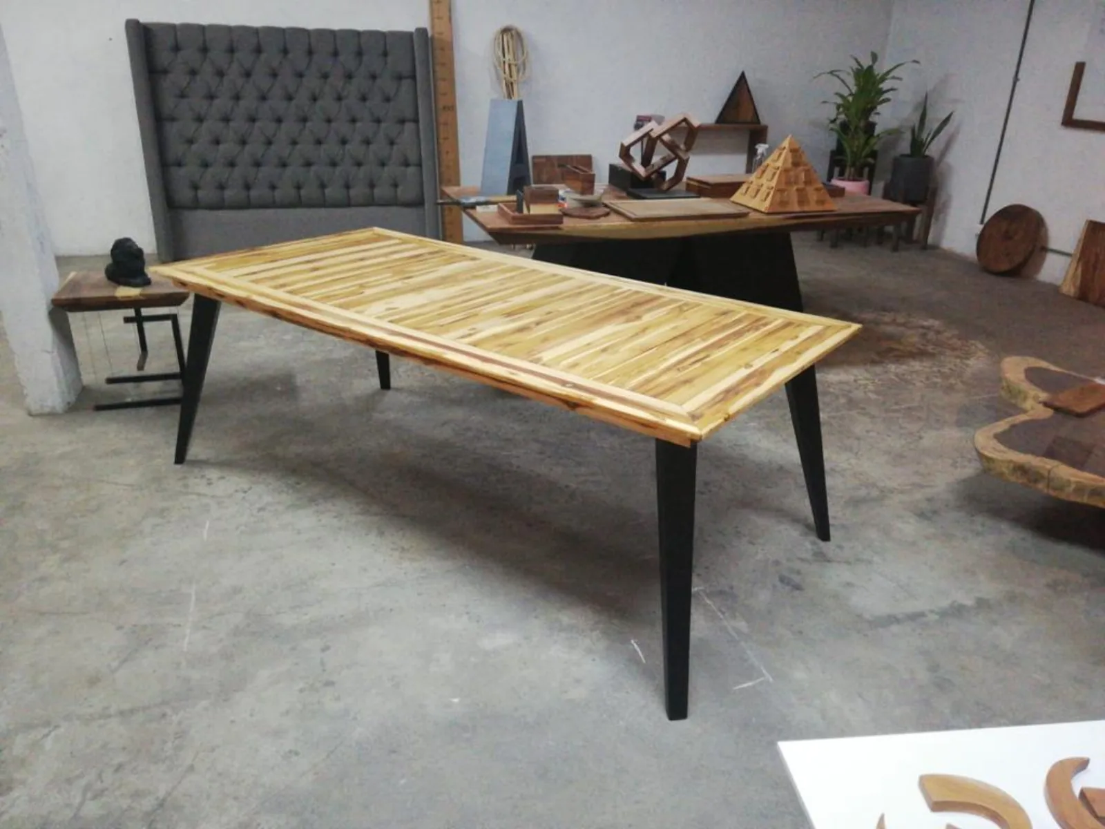 Comedor de madera con base metálica industrial