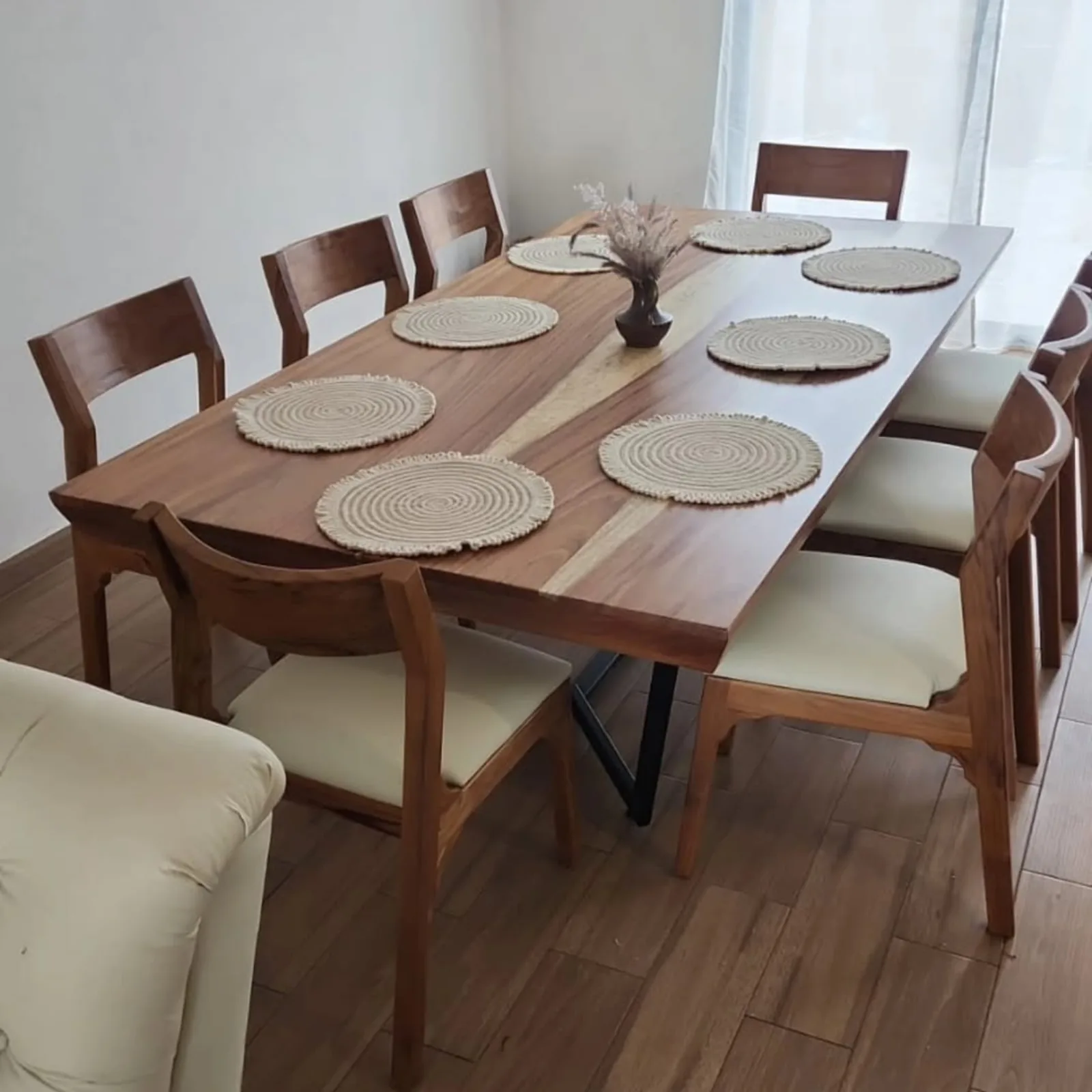 Comedor de madera con sillas de madera natural