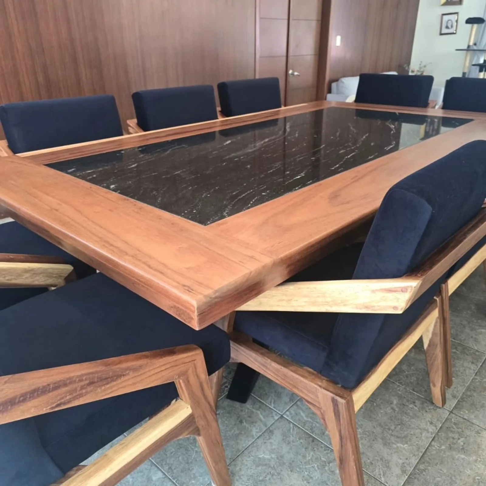Mesa de comedor de madera con cubierta de granito