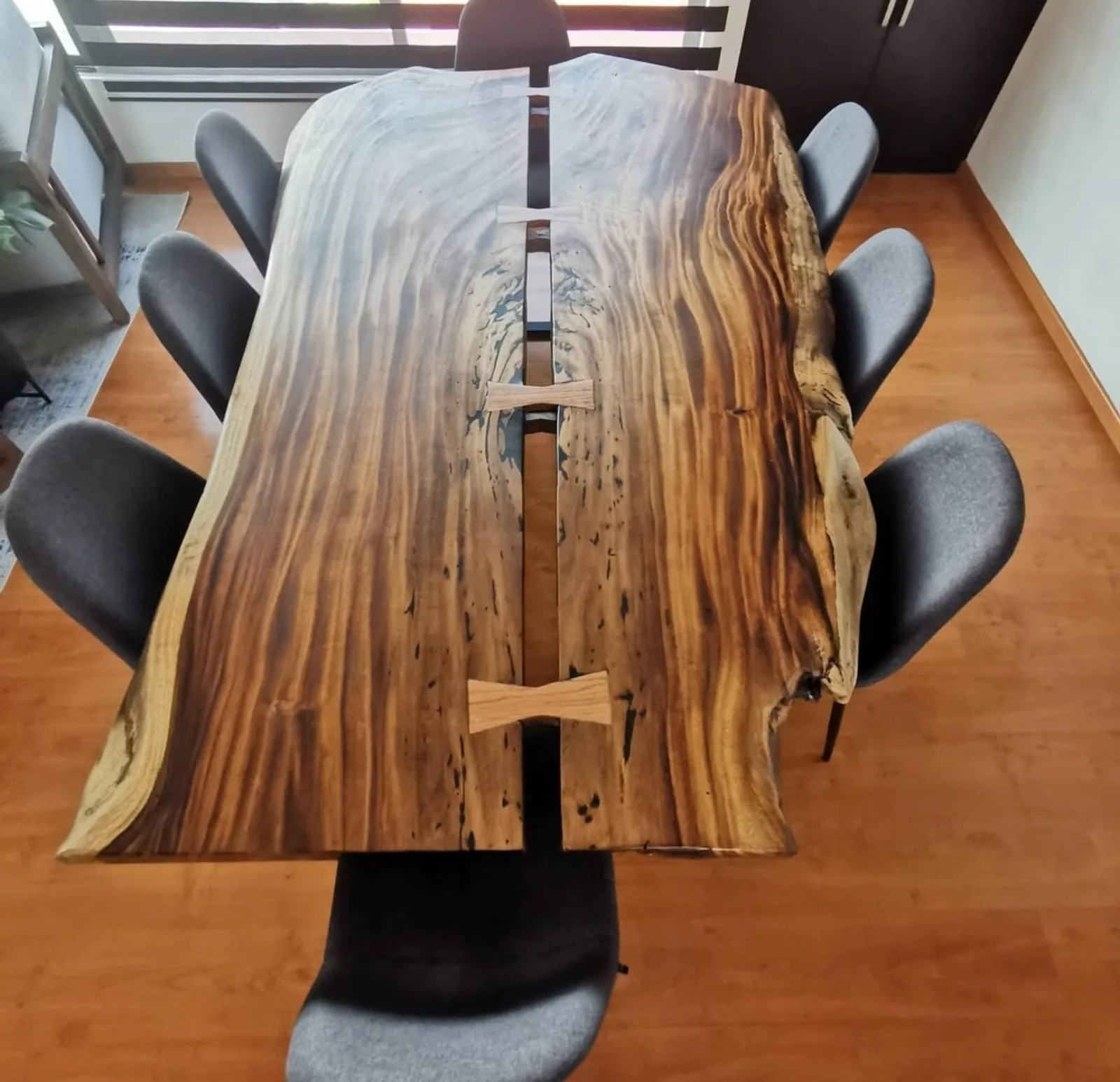 Mesa de comedor de parota con cuñas de madera