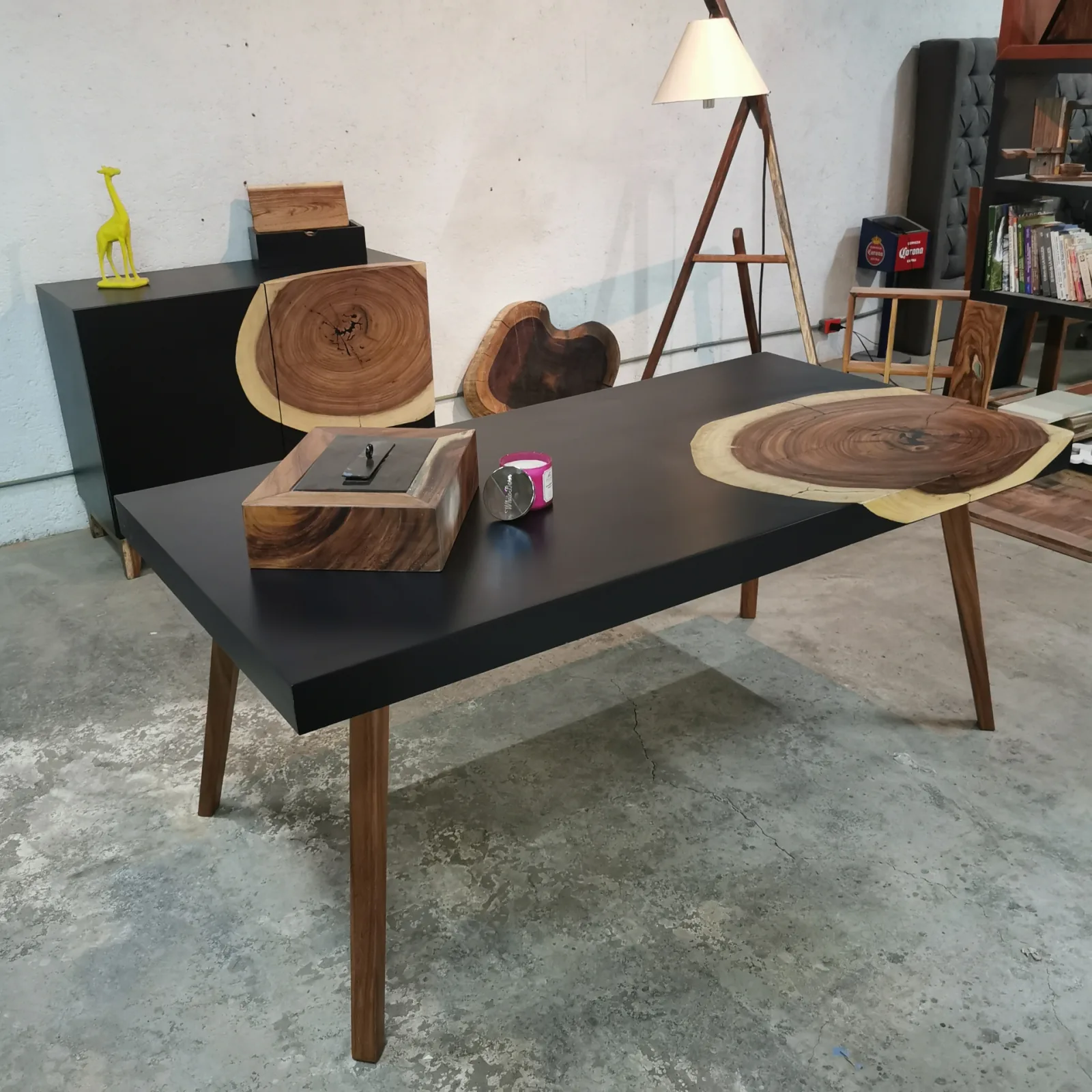 Mesa de centro moderna con cubierta negra y detalle de madera