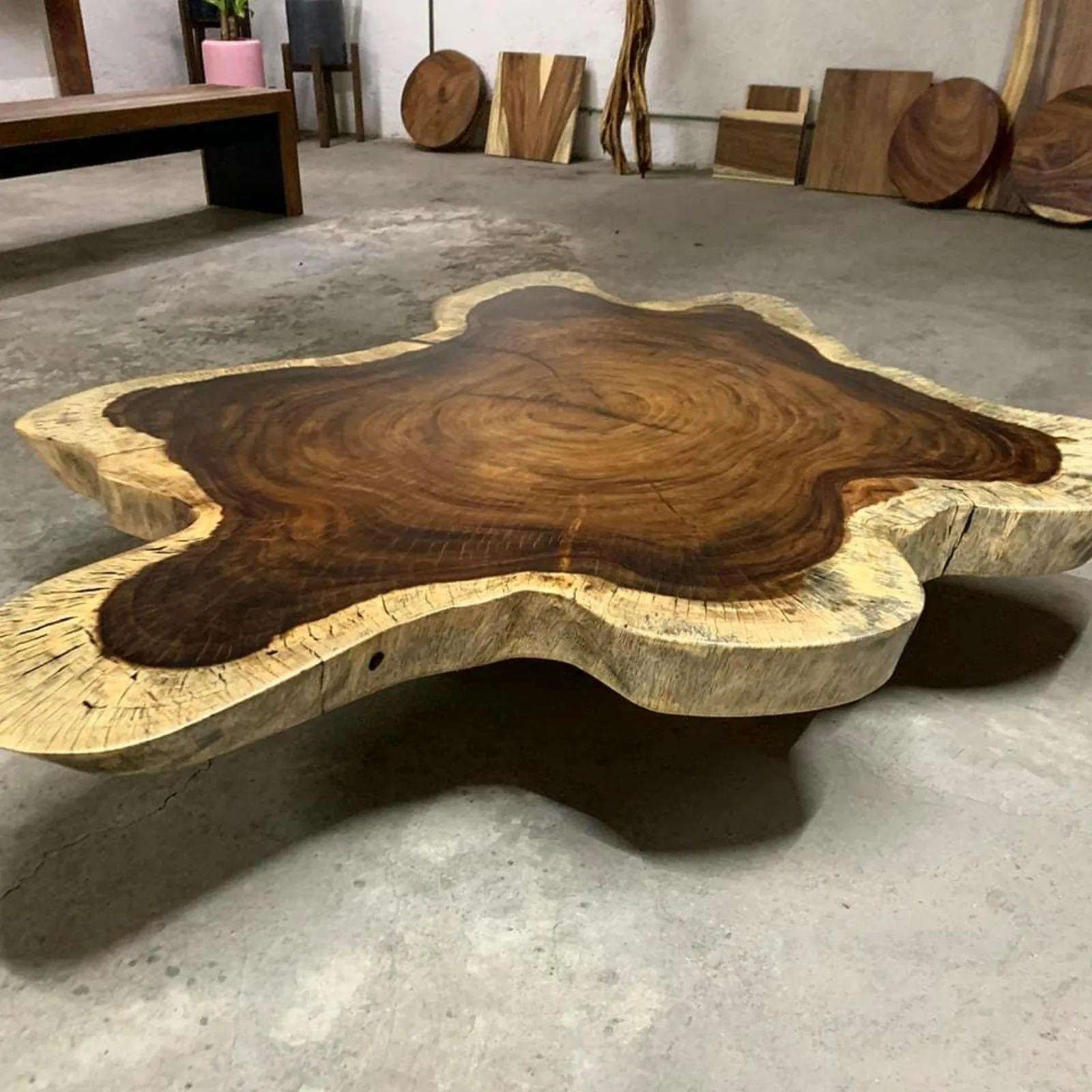 Mesa de centro de tablón de parota live edge