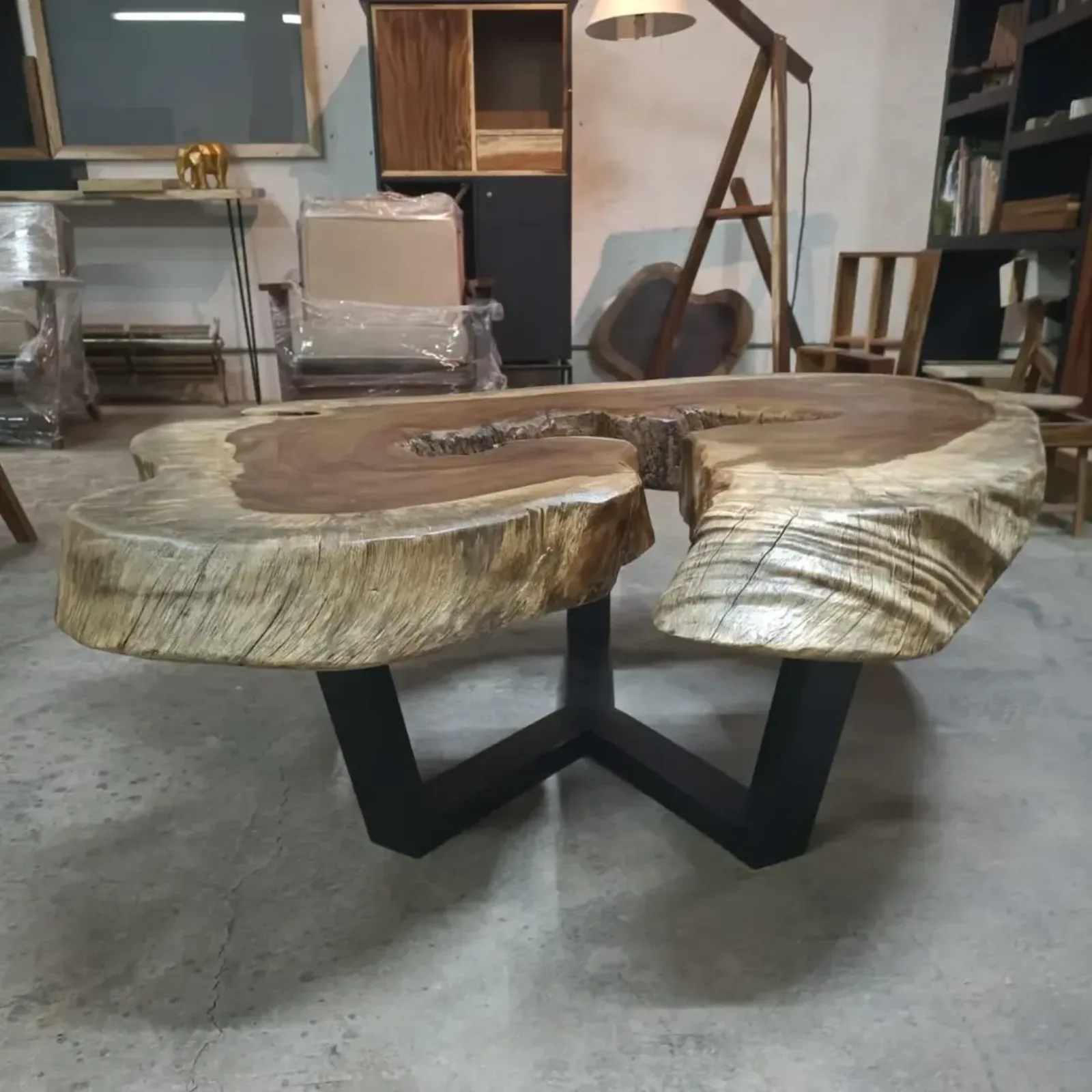 Mesa de centro escultórica de madera maciza