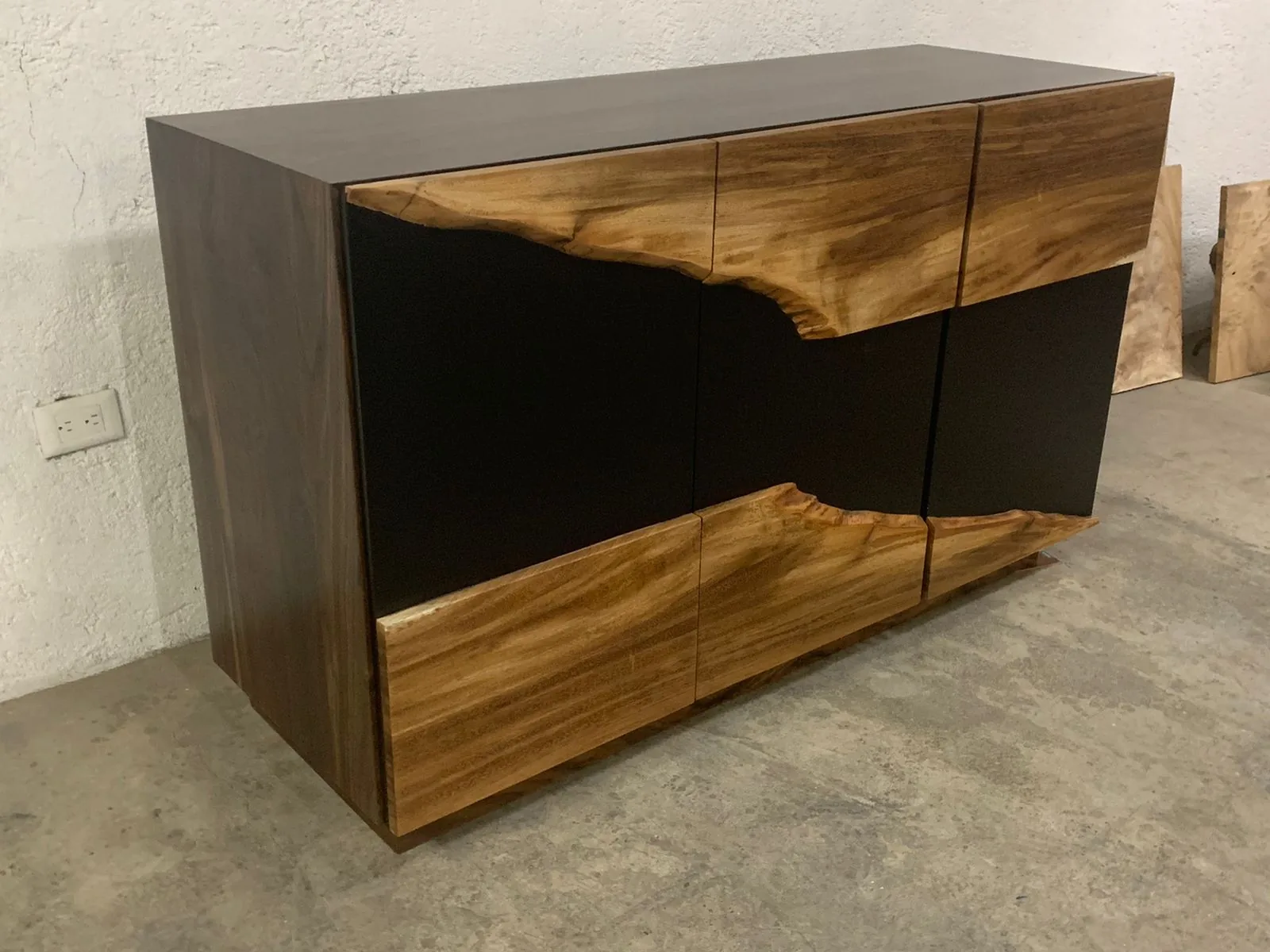Credenza moderna de madera con frente live edge