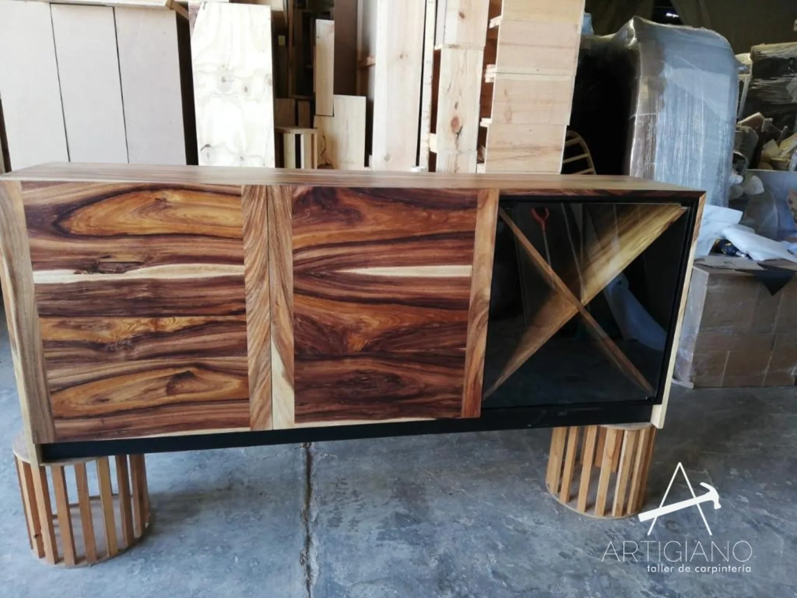 Credenza de madera con vetas naturales y bases torneadas