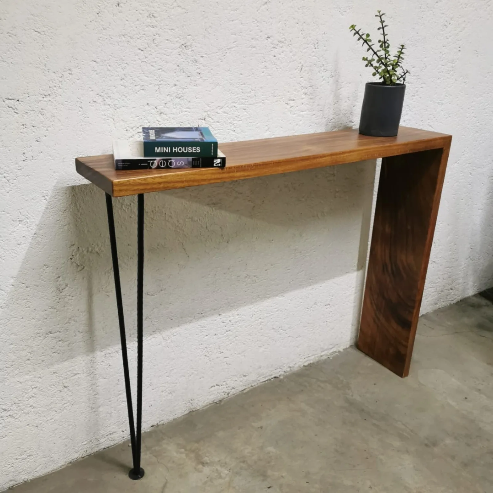 Consola de madera con base de acero tipo hairpin