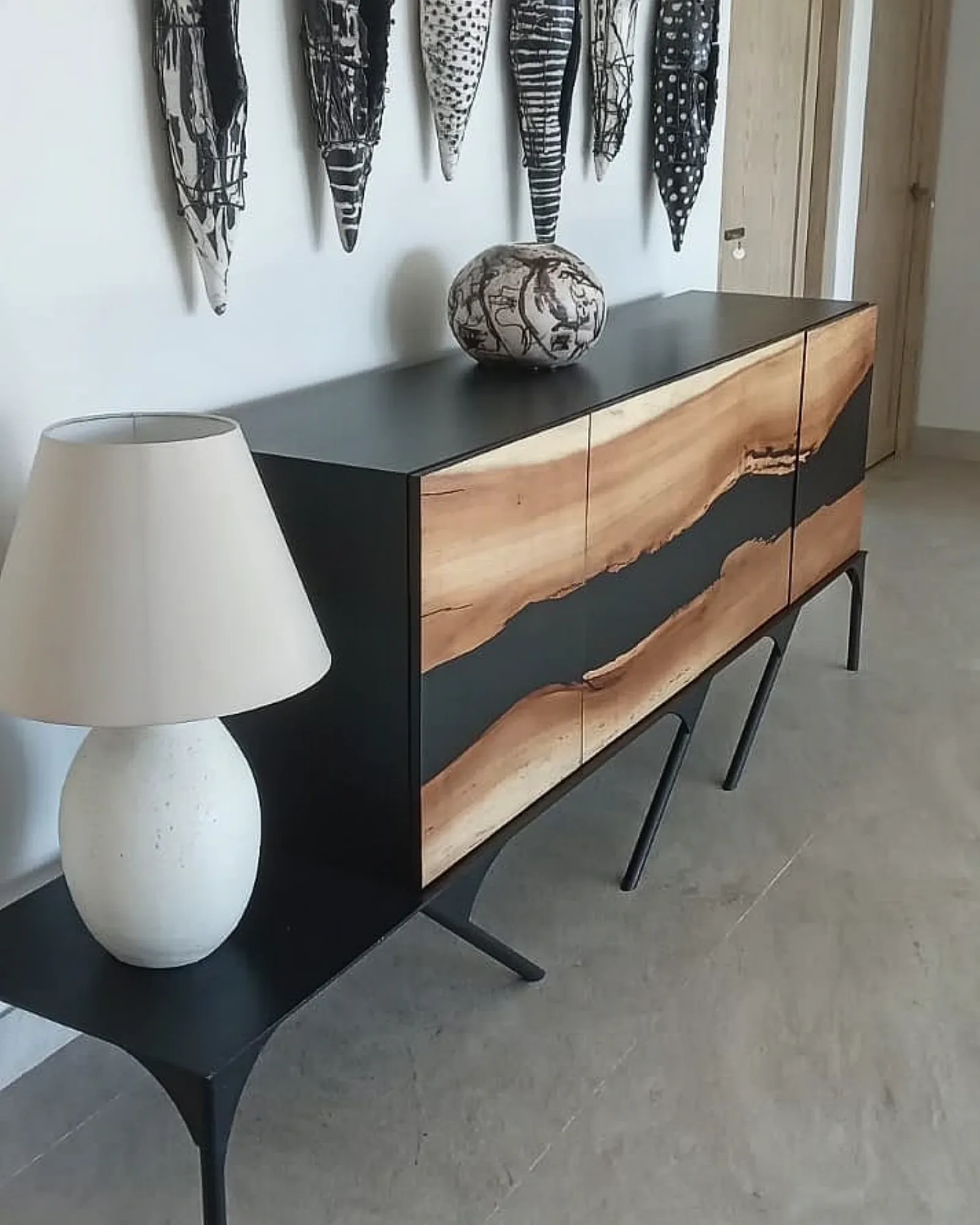 Credenza negra con frente de madera y río de resina