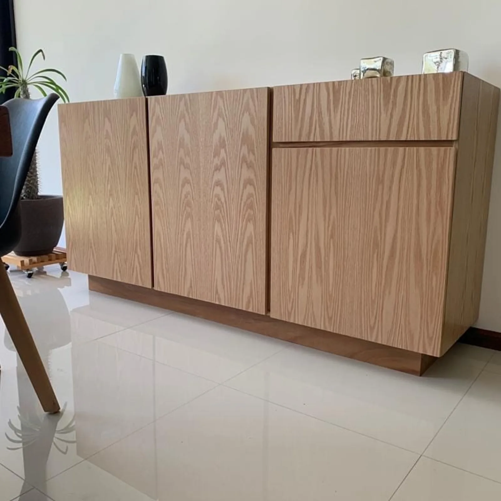 Credenza minimalista de madera de encino