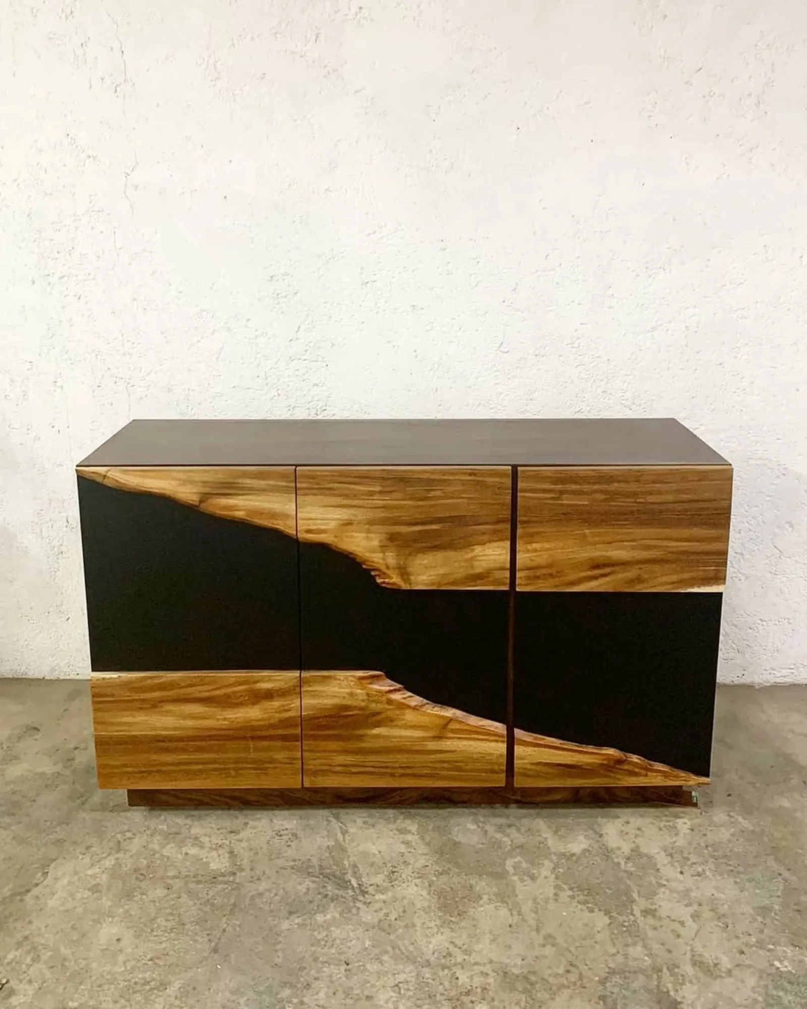 Credenza de madera con detalle escultórico live edge