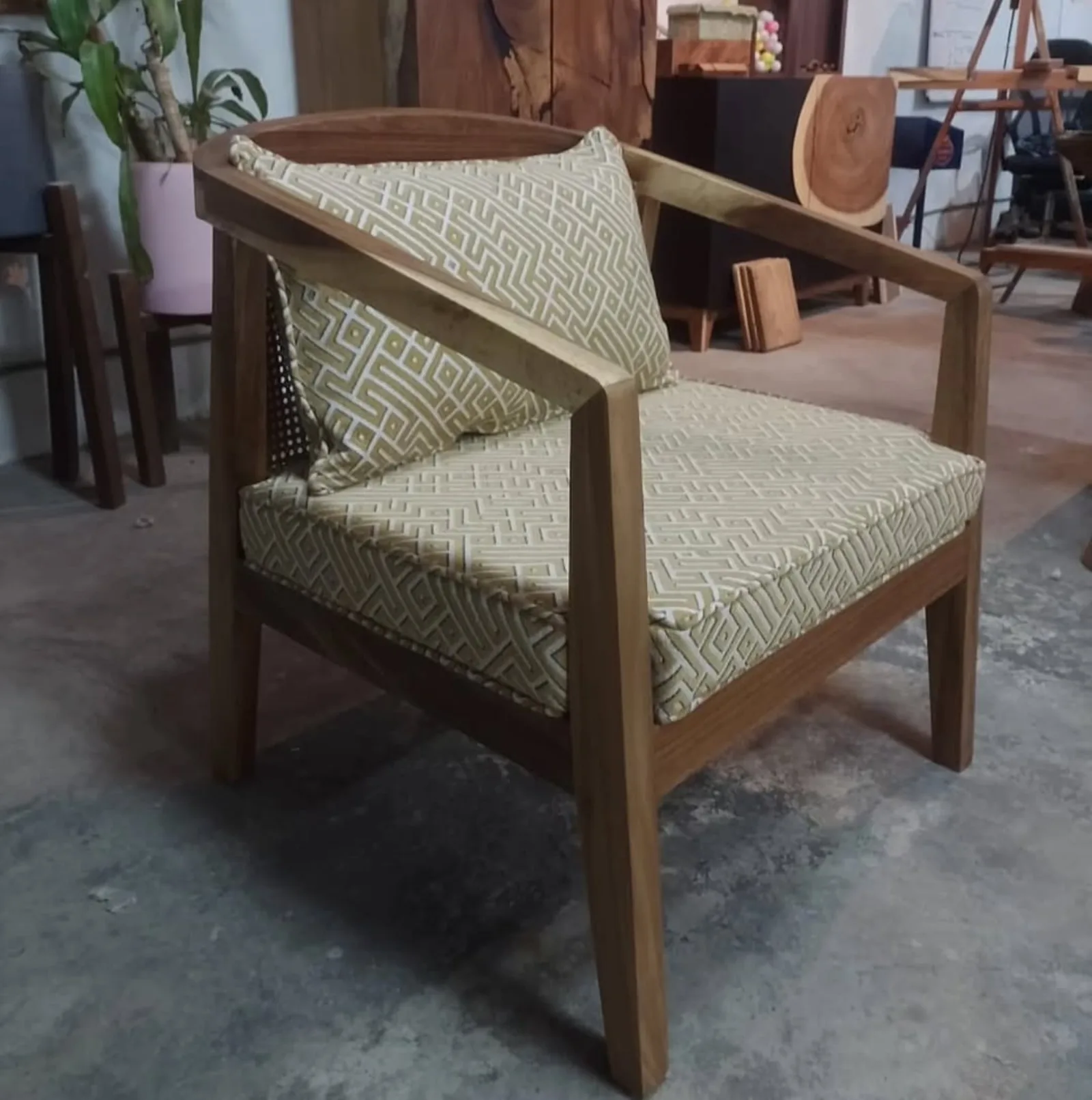 Silla de madera con respaldo curvo y tapizado en tela jacquard