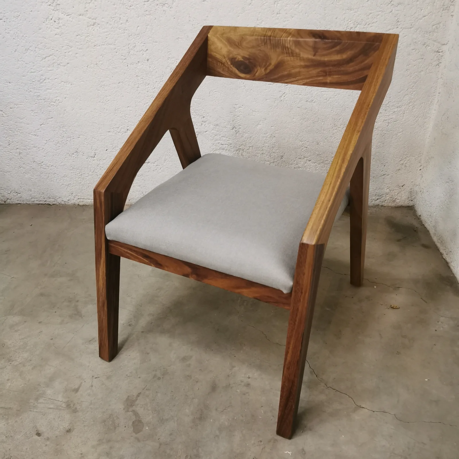 Silla de madera maciza con asiento tapizado en tela gris