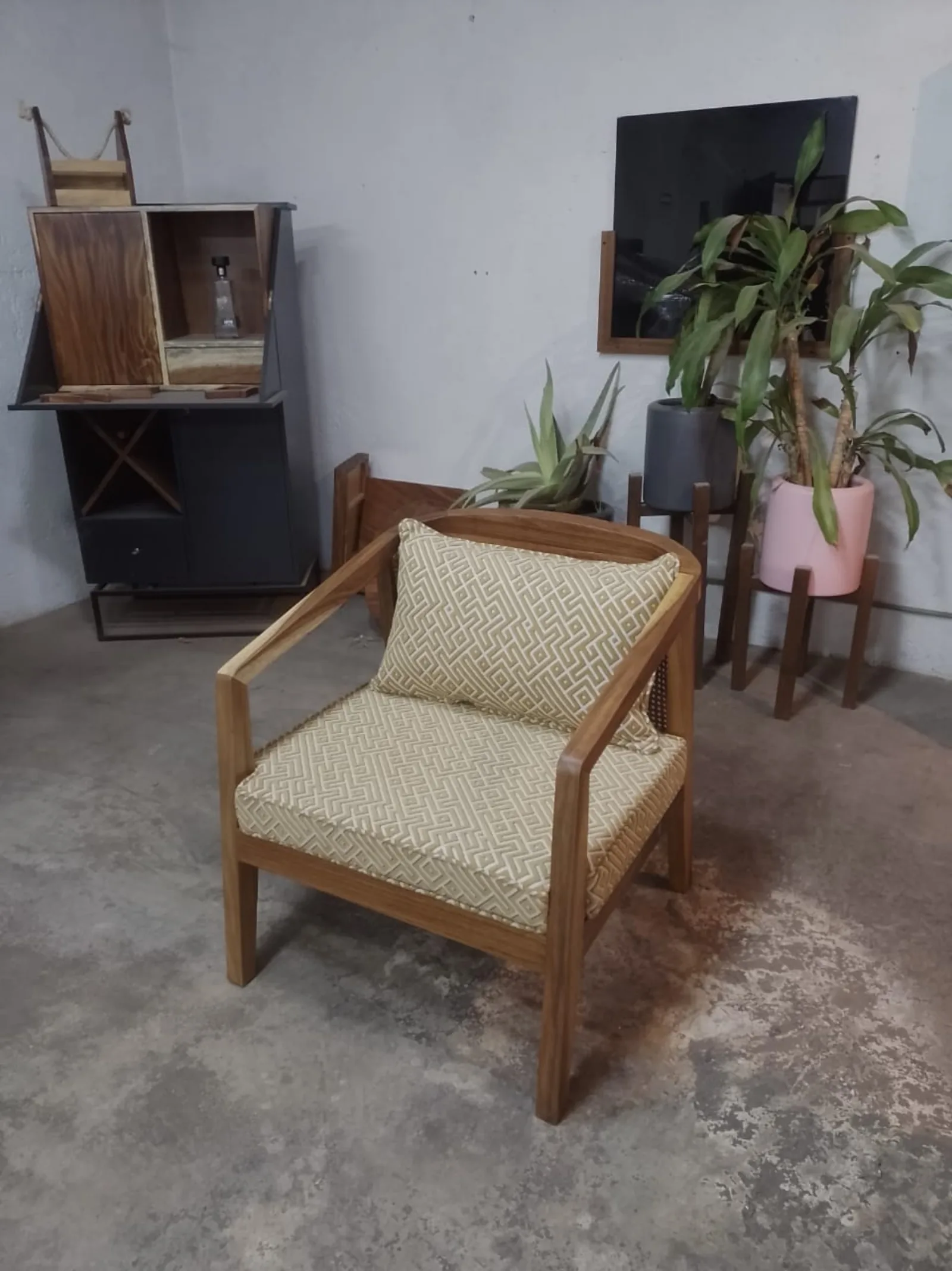 Sillón ocasional de madera con cojín tapizado en jacquard