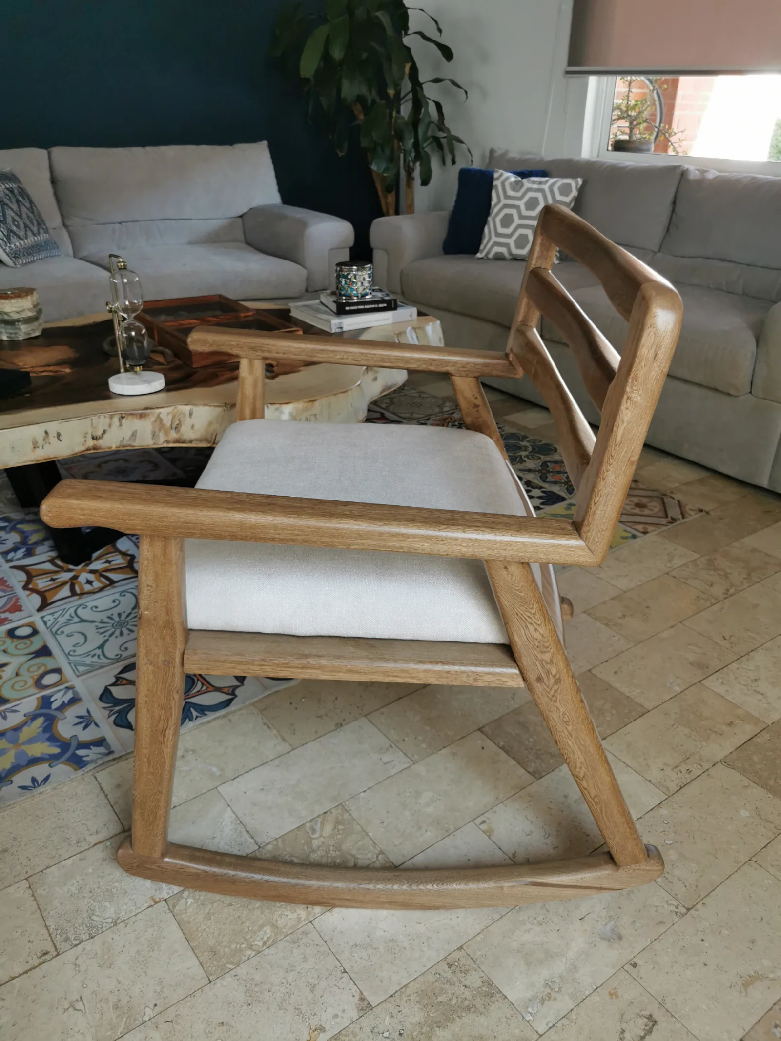 Mecedora de madera con asiento tapizado