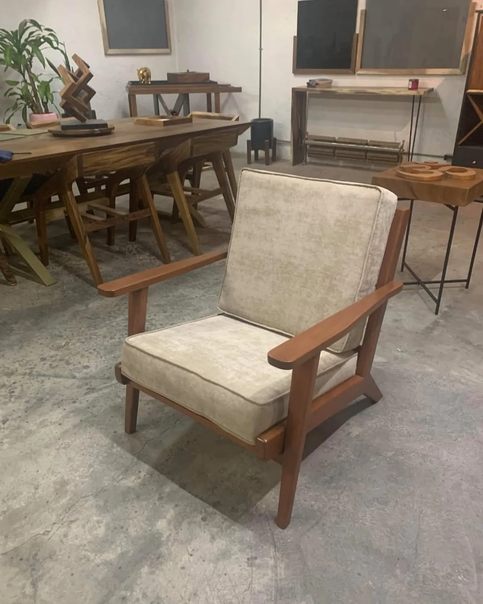 Sillón individual de madera con cojines beige