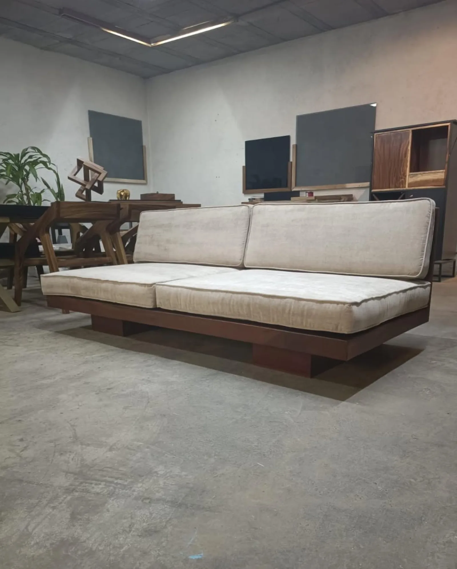 Sofá de madera con tapizado claro estilo lounge