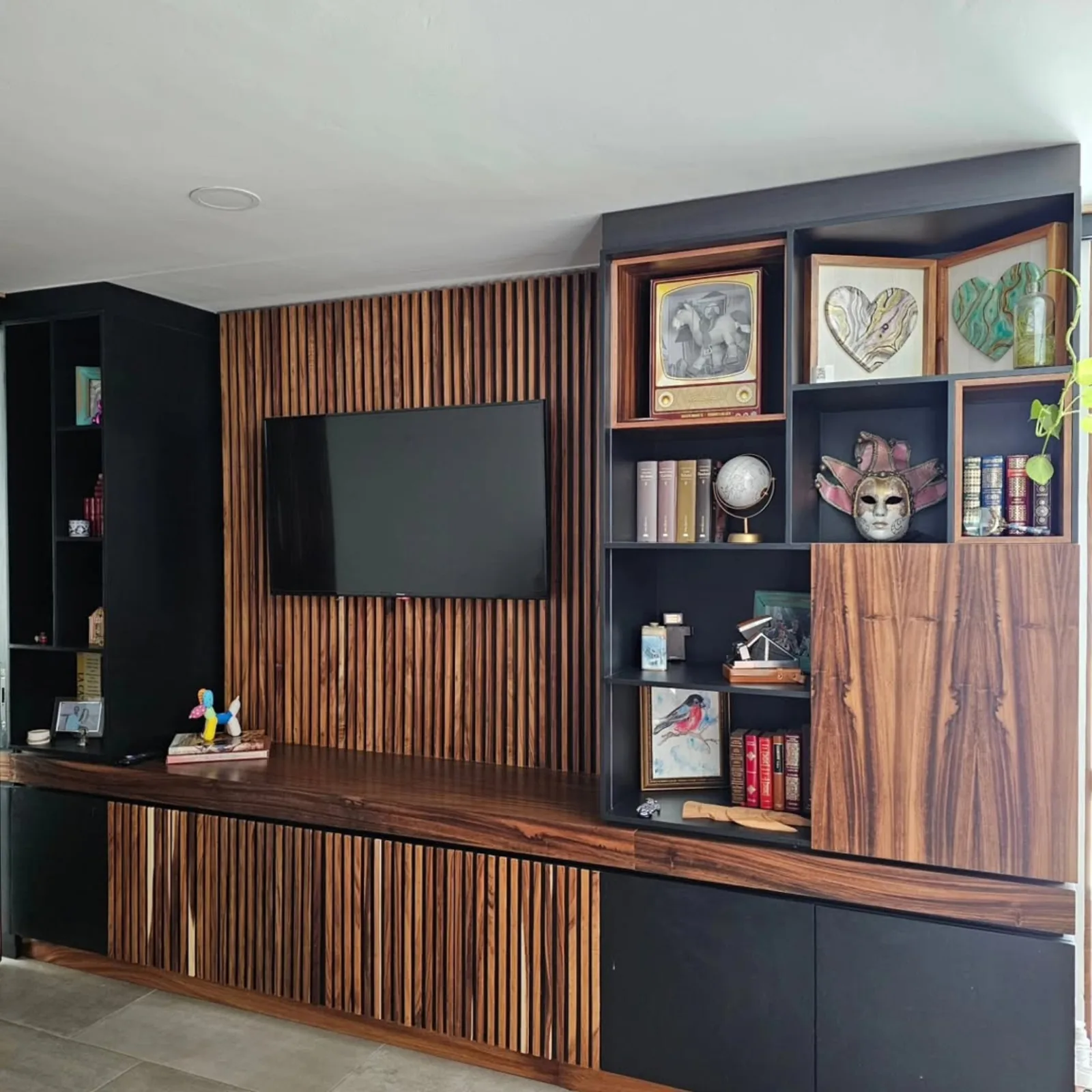 Mueble de TV con panel de lambrín de madera