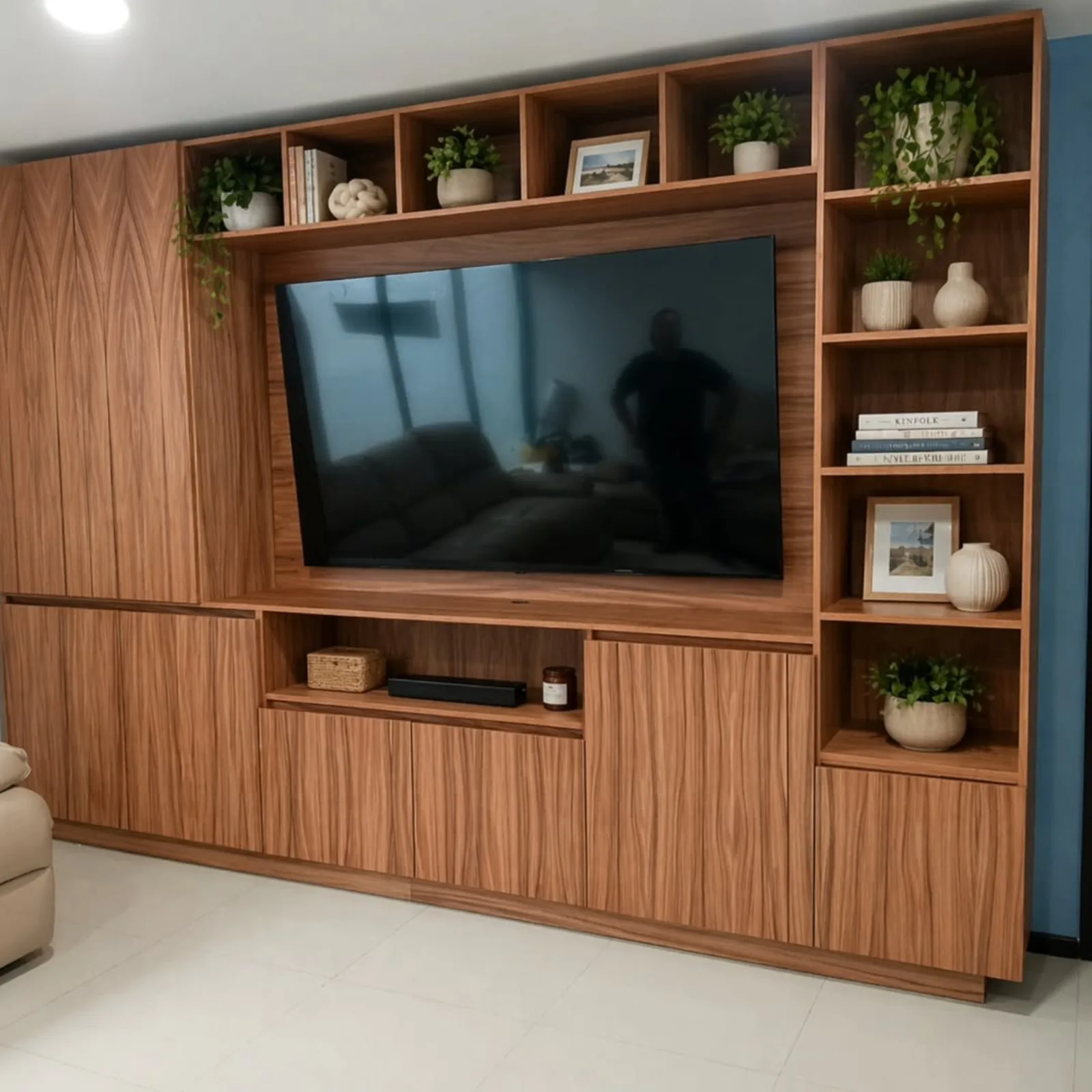 Mueble de TV de pared con repisas y plantas
