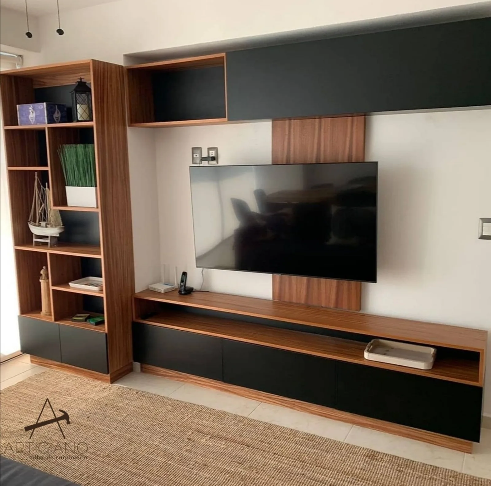 Mueble de TV moderno en madera y negro mate
