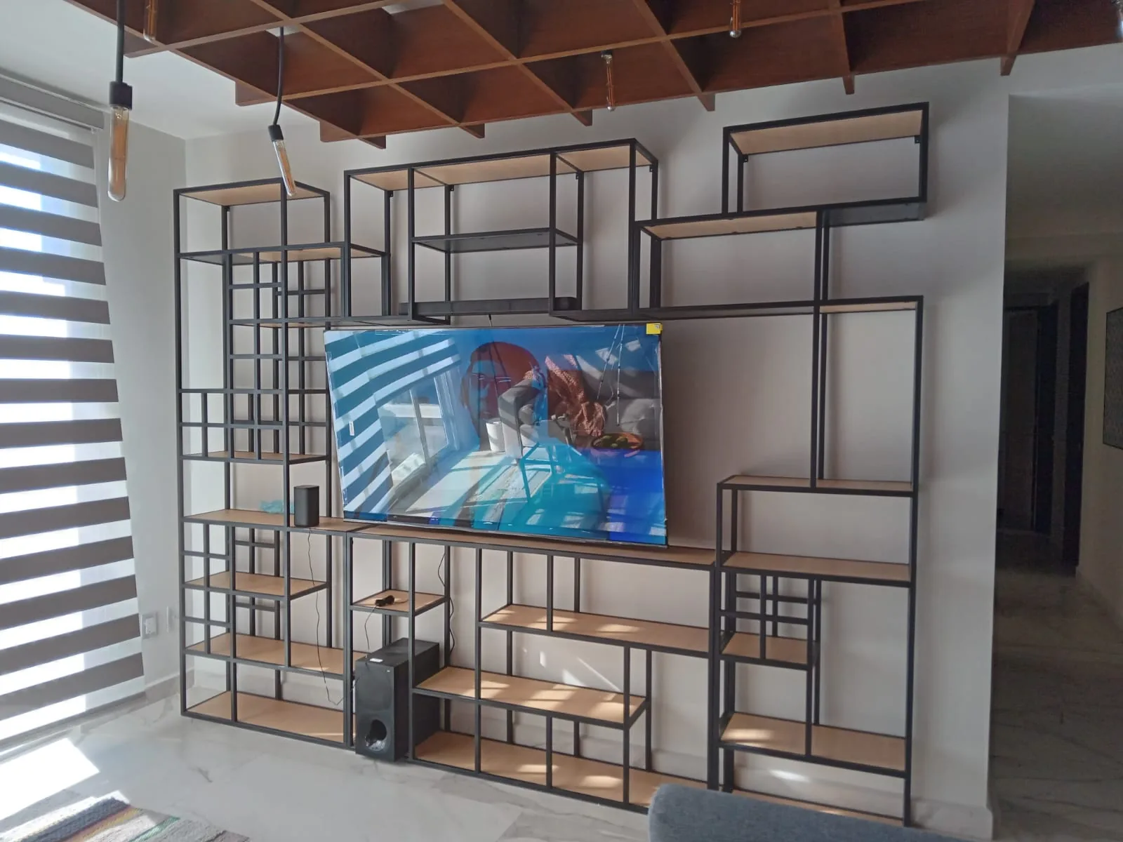 Mueble de TV con estructura metálica tipo librero