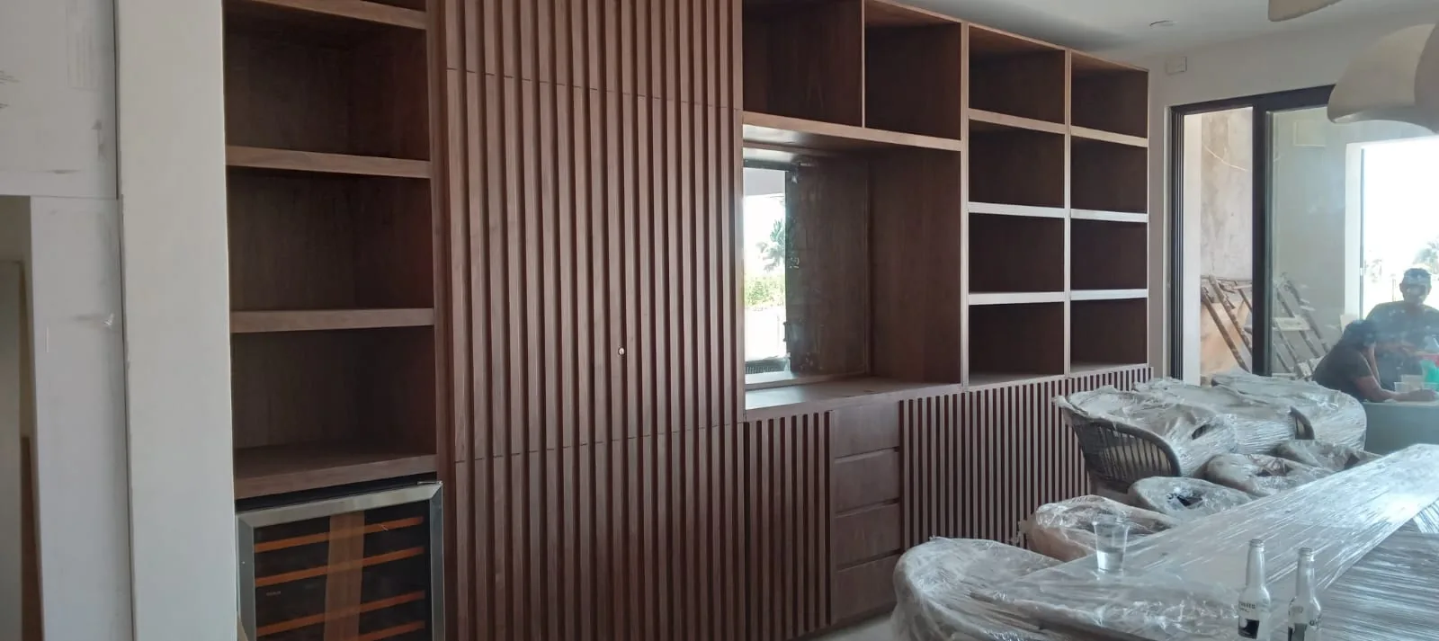 Mueble de sala con cava y panelado de madera