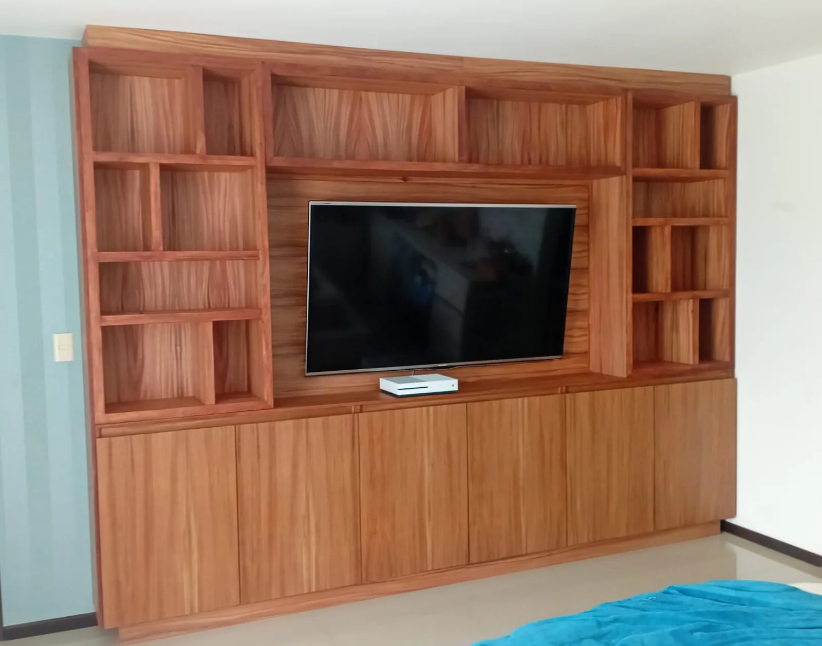 Mueble de TV de madera con librero superior